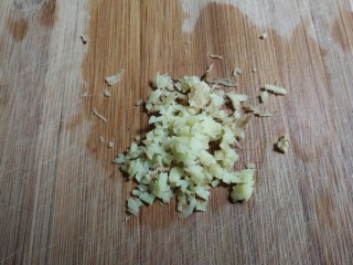 2、洋葱木耳烧肉圆,姜切末