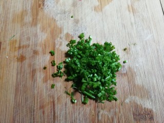 3、洋葱木耳烧肉圆,葱切碎