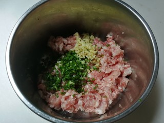 4、洋葱木耳烧肉圆,盘中放入肉糜，葱姜