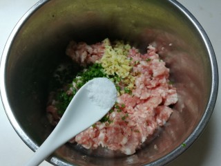 5、洋葱木耳烧肉圆,放入半小勺盐