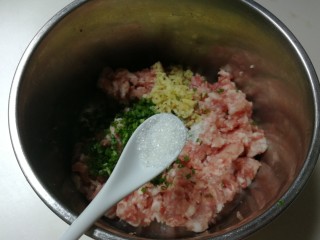 6、洋葱木耳烧肉圆,放入一小勺糖