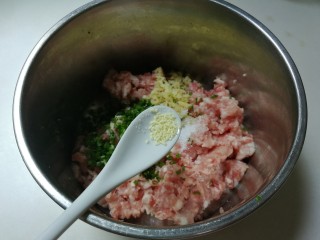 7、洋葱木耳烧肉圆,放入少许鸡精