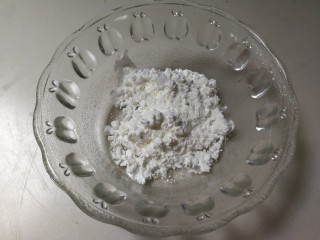 8、洋葱木耳烧肉圆,取两勺玉米淀粉，放入适量清水搅匀