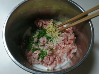 9、洋葱木耳烧肉圆,淀粉水放入盆中