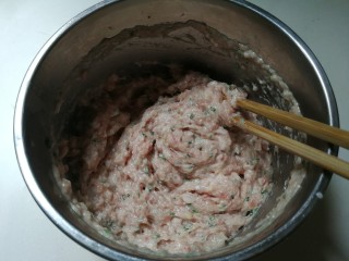 10、洋葱木耳烧肉圆,顺时针搅拌上劲，放入冰箱冷藏半小时