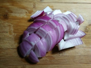 11、洋葱木耳烧肉圆,洋葱切块