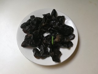 12、洋葱木耳烧肉圆,黑木耳泡发洗净