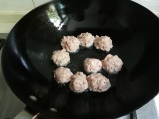 13、洋葱木耳烧肉圆,热锅热油放入肉圆煎