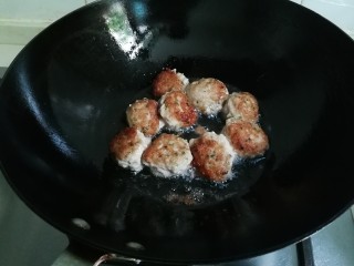 14、洋葱木耳烧肉圆,煎至金黄