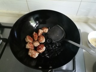 15、洋葱木耳烧肉圆,放入黑木耳煸一会