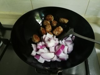 16、洋葱木耳烧肉圆,放入洋葱