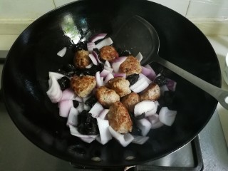 17、洋葱木耳烧肉圆,翻炒出香味