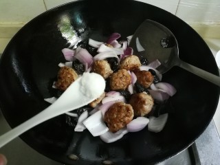 18、洋葱木耳烧肉圆,放入半小勺盐