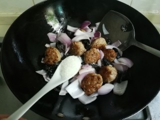 19、洋葱木耳烧肉圆,放入一小勺糖