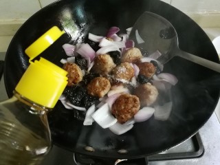 20、洋葱木耳烧肉圆,放入一勺生抽