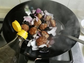 21、洋葱木耳烧肉圆,放入一勺醋