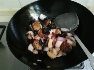 22、洋葱木耳烧肉圆,翻炒均匀