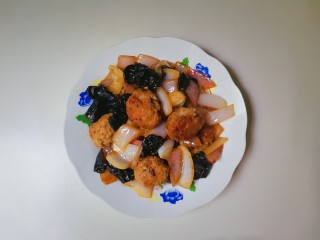 23、洋葱木耳烧肉圆,出锅盛盘
