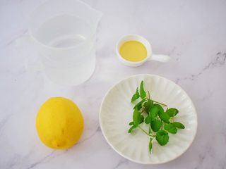 1、柠檬薄荷饮,准备好材料
