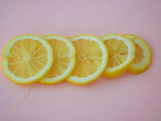 4、柠檬薄荷饮,把柠檬切成薄片、去籽备用，一定要去掉籽，不然泡出来的水是苦的