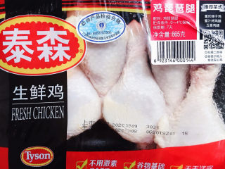 1、木耳炖鸡腿,准备好鸡腿