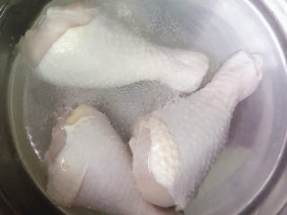 2、木耳炖鸡腿,锅中放入清水、料酒、鸡腿烧开后煮3分钟