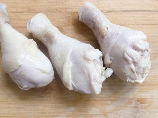 3、木耳炖鸡腿,捞出