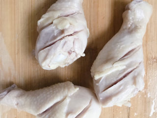 4、木耳炖鸡腿,用菜刀在鸡腿两面各切三刀