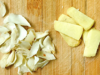 5、木耳炖鸡腿,生姜切片