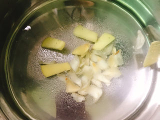 6、木耳炖鸡腿,火中烧水，放入姜片和百合