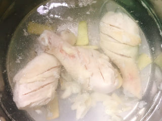 7、木耳炖鸡腿,再放入鸡腿