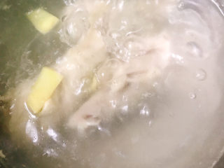 8、木耳炖鸡腿,大火烧开后转中小火