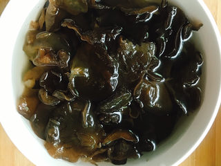 9、木耳炖鸡腿,木耳去根去杂质洗干净