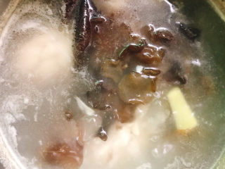 11、木耳炖鸡腿,放入黑木耳