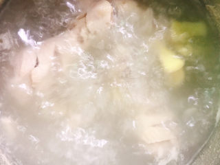 10、木耳炖鸡腿,煮30分钟