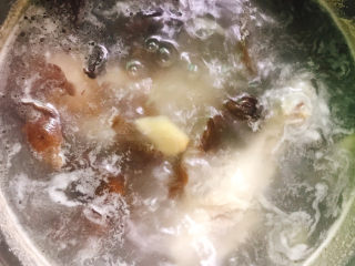 12、木耳炖鸡腿,大火烧开后放盐，转中火煮10分钟