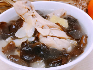 13、木耳炖鸡腿,煮好的鸡腿汤