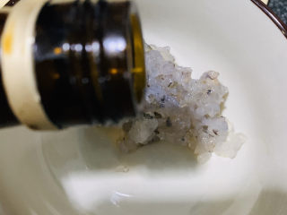 5、鲜虾饼,加料酒；