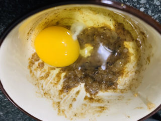 11、鲜虾饼,打入一个鸡蛋，将鸡蛋和腌制好的鲜虾搅拌均匀；