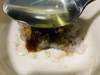 9、鲜虾饼,加点油；