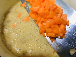 12、鲜虾饼,加入些胡萝卜碎；