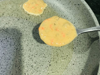 15、鲜虾饼,锅里加些油，比平时炒菜的油多些，加热，然后用勺子????把鲜虾糊放入锅内；