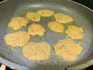 16、鲜虾饼,中小火慢煎；