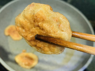 18、鲜虾饼,两面呈金黄色即可出锅；