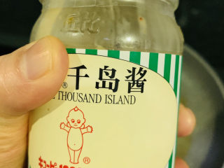 19、鲜虾饼,倒些千岛酱作为蘸酱；