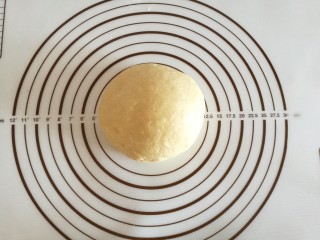 2、圣女果披萨,发酵好的面团，排气后静置15分钟