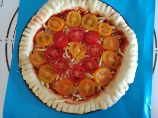 13、圣女果披萨,放上一层圣女果