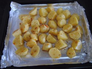 10、迷迭香辣土豆,把土豆块放上烤盘