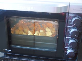 12、迷迭香辣土豆,190度烤制30分钟左右即可