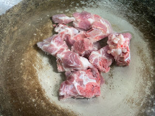 7、香菇排骨粥,排骨放入锅中加入清水